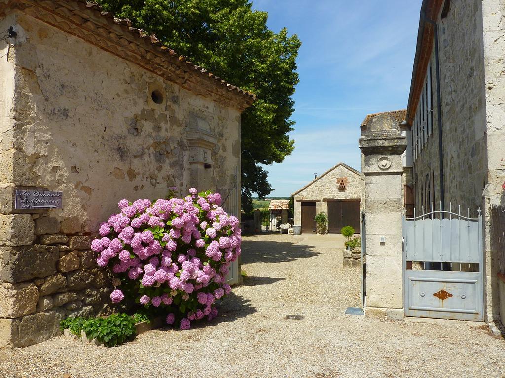 Bed and Breakfast Au Bonheur d'Alphonse Lusignan-Petit Exterior foto
