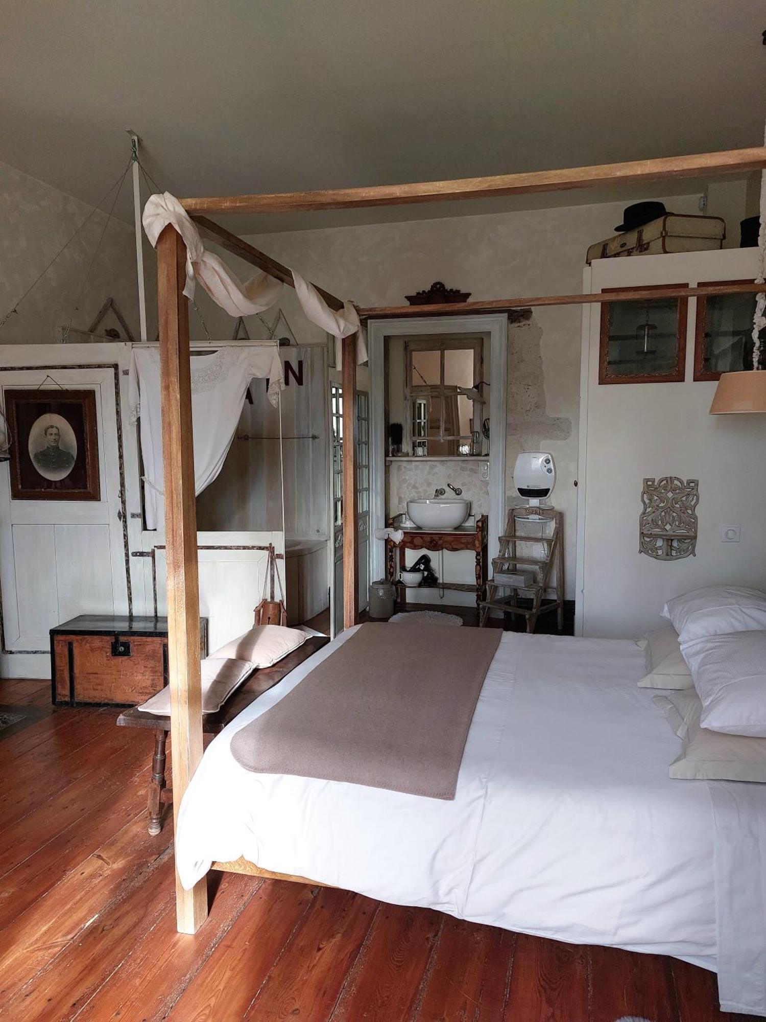Bed and Breakfast Au Bonheur d'Alphonse Lusignan-Petit Exterior foto